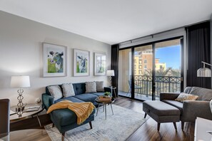 TV, DVD player - Breathtaking views, of the Lake, Mountains and Pool, luxurious 1 bed 1 bath apt. (Henderson)