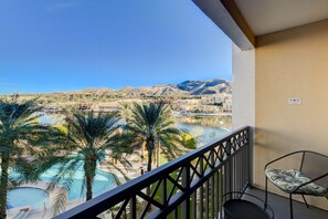 Property grounds - Breathtaking views, of the Lake, Mountains and Pool, luxurious 1 bed 1 bath apt. (Henderson)