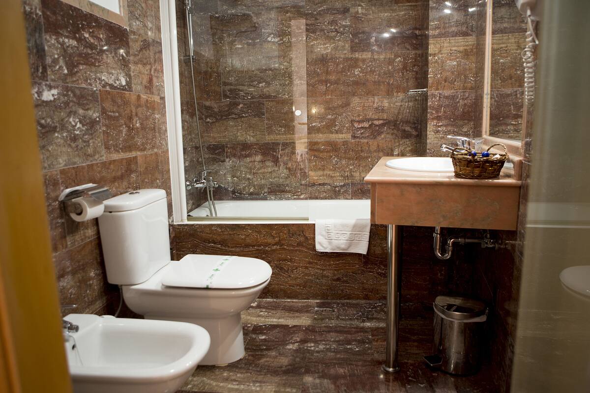 double room | bathroom | free toiletries, hair dryer, towels