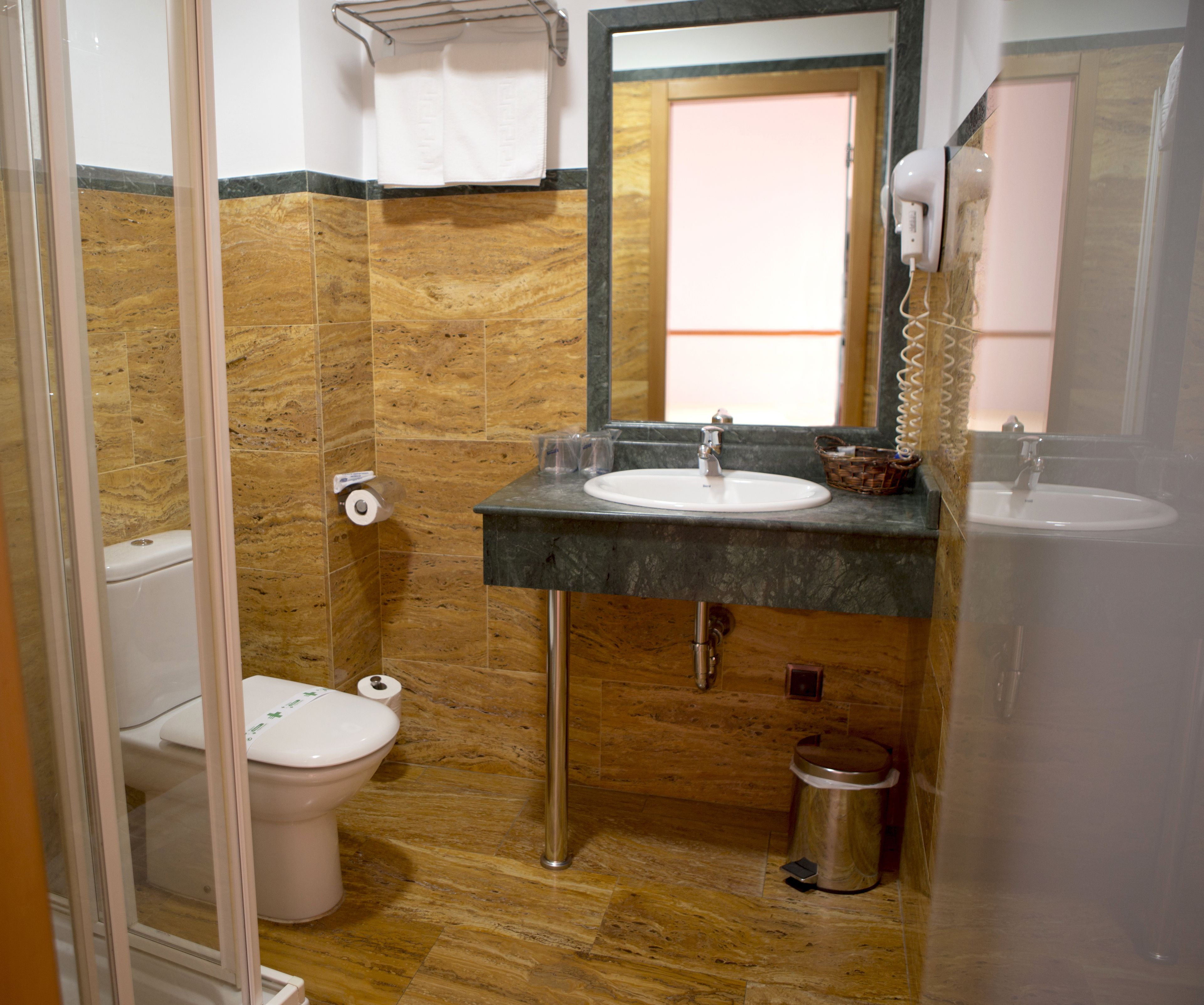 single room | bathroom | free toiletries, hair dryer, towels