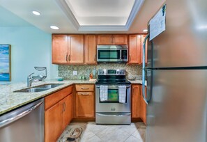 Frigorífico, horno, placa de cocina y lavavajillas