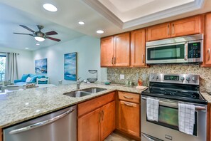 Jääkaappi, uuni, liesi, astianpesukone