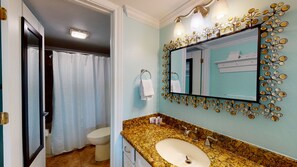 Combined shower/bathtub, towels