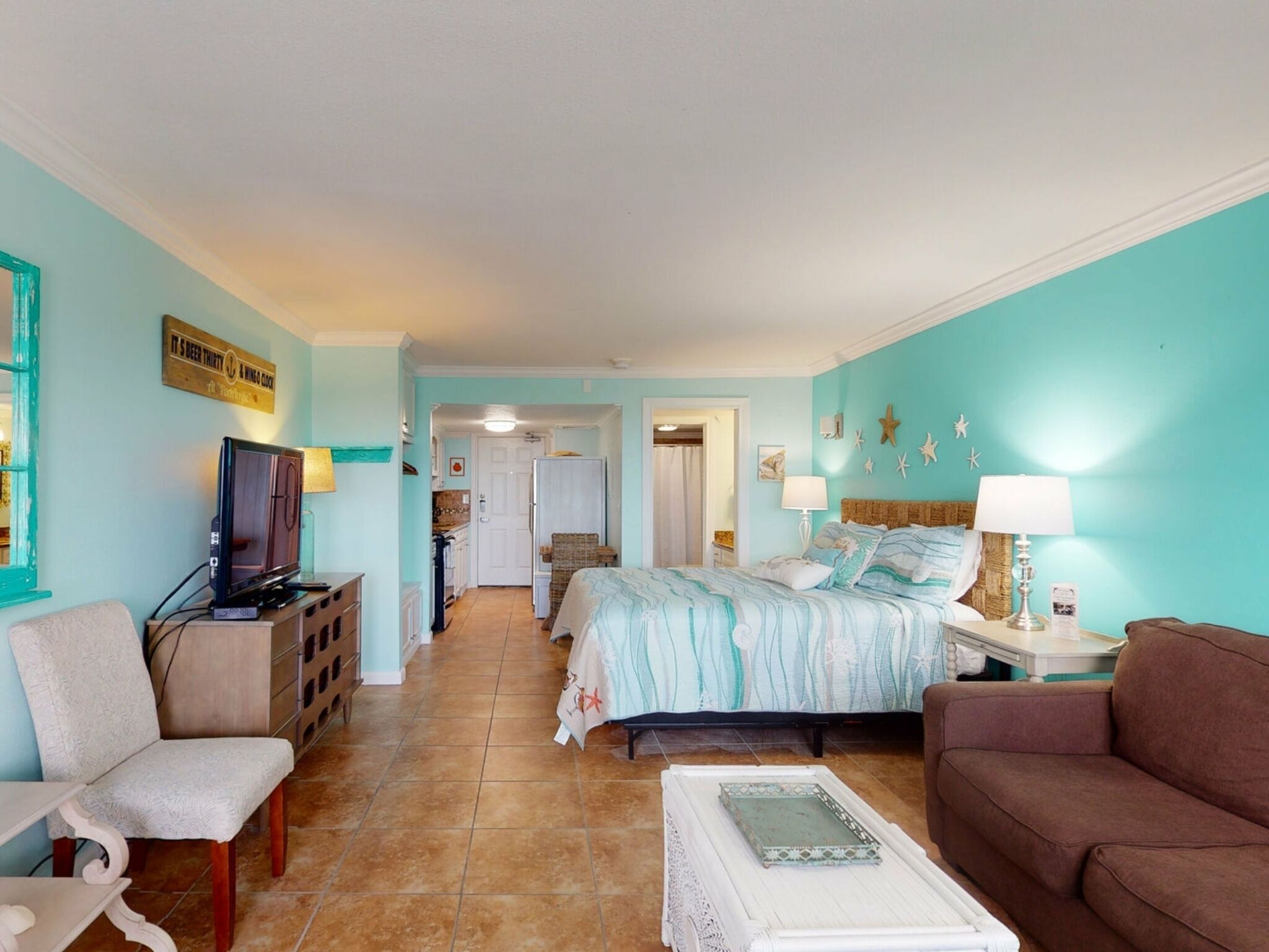 SB144  Efficiency Condo in Town, Near Beach, Shared Pool and Hot Tub!
