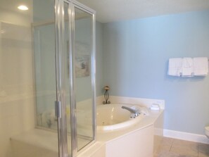 Combined shower/tub, jetted tub, hair dryer, towels