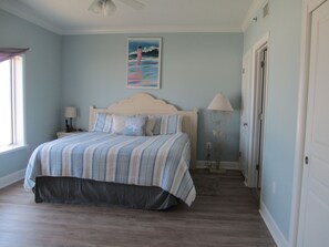 3 bedrooms, iron/ironing board, free WiFi, bed sheets - On the Gulf direct view open and ready for the summer (Orange Beach)