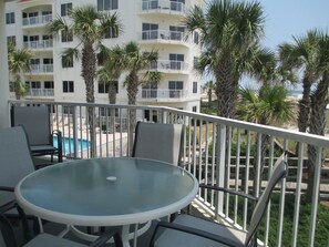 Outdoor dining - On the Gulf direct view open and ready for the summer (Orange Beach)