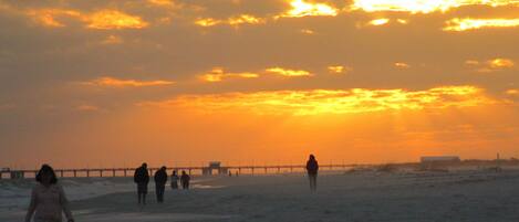 Rannalla, aurinkotuoleja