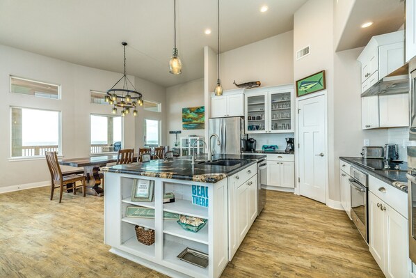 Frigorifero, microonde, forno, piano cottura