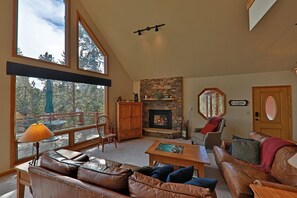 TV connectée, cheminée, lecteur de DVD, baby-foot