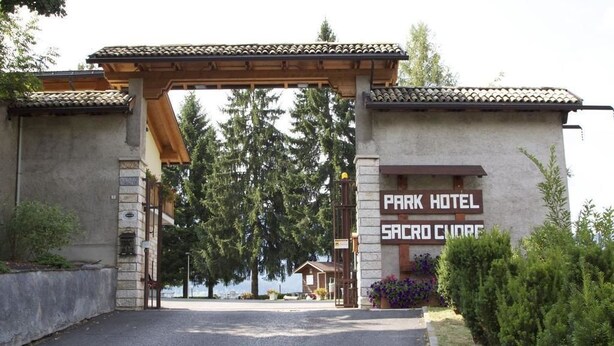 The entrance to Park Hotel in Sadowa Churae, featuring a traditional wooden archway and a signboard. - Park Hotel Sacro Cuore (Cavalese)