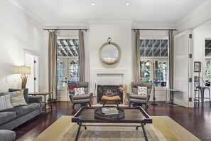 Een smart-tv en een open haard