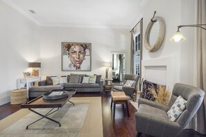 Een smart-tv en een open haard