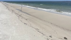 A beach with a clear sky and calm sea. - The Heron Beach House in Windmark / Mexico Beach, 2 Pools & 5 min walk to Beach. (Port St Joe)