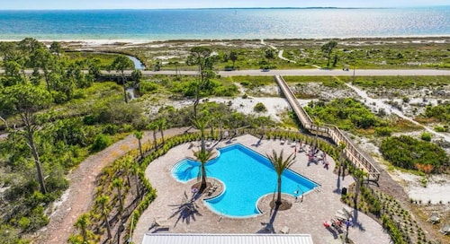 The Heron Beach House in Windmark / Mexico Beach, 2 Pools & 5 min walk to Beach.