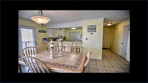 Dining - Beachview Complex - Steps from the beach, Swimming pool, and Tennis Court (Navarre)
