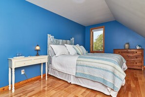 Suite, 2 Queen-Betten | Individuell dekoriert, individuell eingerichtet, Verdunkelungsvorhänge