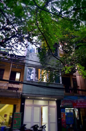 Exterior detail - Spacious King bed room, private bath near Hanoi Opera House (Chương Dương)