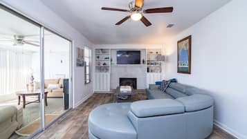 TV connectée, jeux vidéo, lecteur de DVD, livres