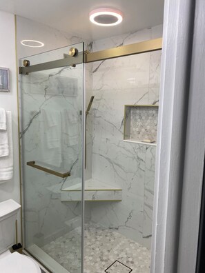 Ensemble douche/baignoire, sèche-cheveux, serviettes fournies