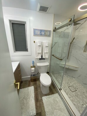 Duschwanne, Haartrockner, Handtücher, Toilettenpapier