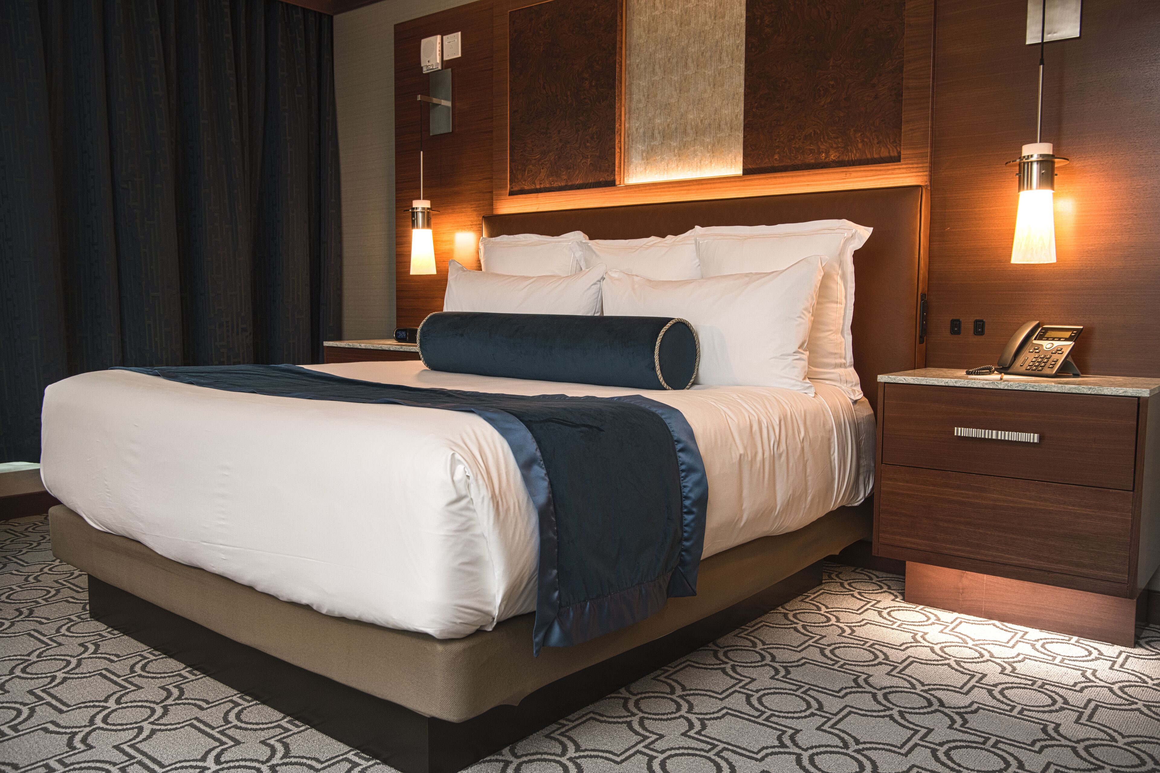 deluxe suite, 1 king bed | premium bedding, pillow-top beds, minibar, in-room safe