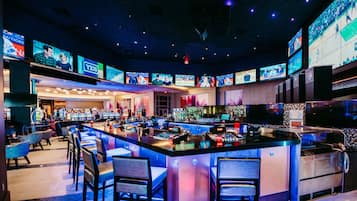 6 bars/lounges