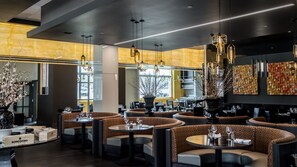 6 restaurantes; se sirven desayunos, almuerzos, cenas y brunches