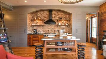 Kjøleskap, mikrobølgeovn, ovn og kokeplater