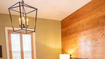 2 soverom, strykejern/-brett, reiseseng for barn og wi-fi