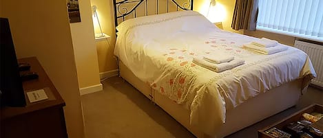 Comfort House, 1 Bedroom Private Bathroom | In-room safe, iron/ironing board, free WiFi