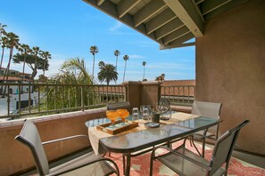 Outdoor dining - Very Close Walk to Pier and Beach Access (San Clemente)