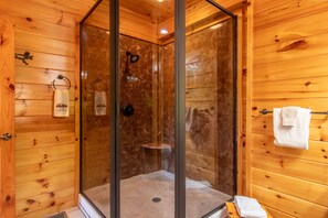 Combined shower/tub, hair dryer, towels, soap - Luxury Cabin, Casino, Ski, Snow Tube, Golf, Hike, Fish, Hot Tub, Fire Pit, Train (Whittier)