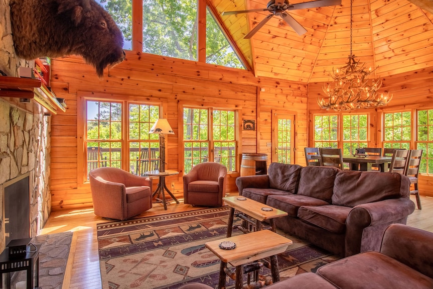 Luxury Cabin, Casino, Ski, Snow Tube, Golf, Hike, Fish, Hot Tub, Fire Pit, Train - Cherokee, NC