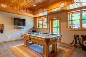 Game room - Luxury Cabin, Casino, Ski, Snow Tube, Golf, Hike, Fish, Hot Tub, Fire Pit, Train (Whittier)