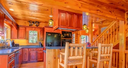 Luxury Hirsimökki lähellä Harrah's Casino - Cherokee & Bryson City - Bearadise Inn