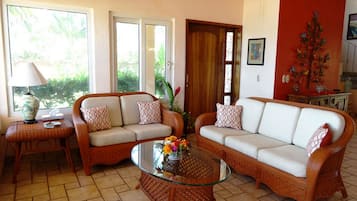 Villa tradicional, 2 habitaciones | Sala de estar | Televisión LED