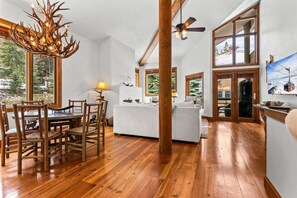 Smart TV, fireplace, stereo - RMR: Tram Tower 4 Condo in Teton Village (Teton Village)