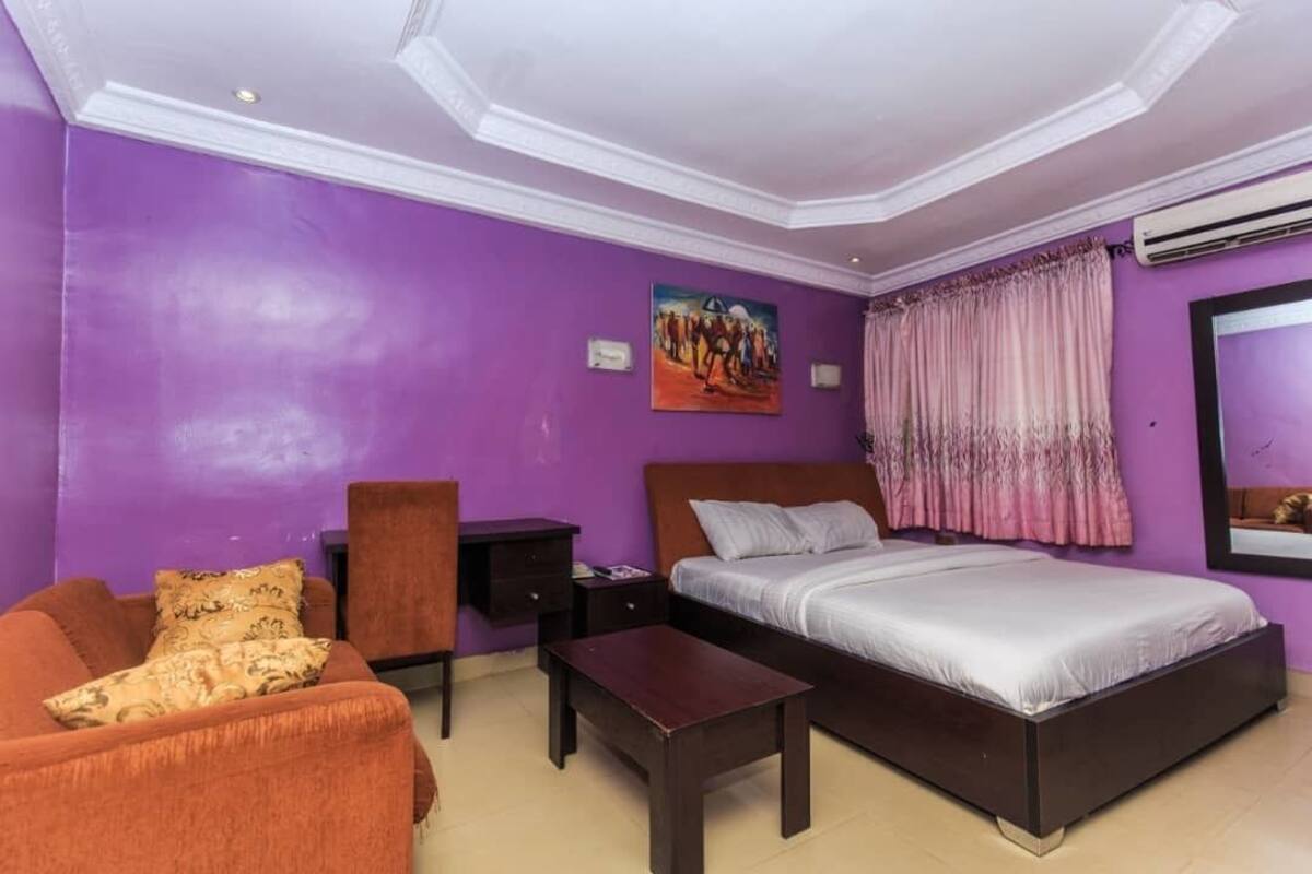 Quarto casal clássico, 1 cama King, geladeira, no andar executivo | 1 quarto, roupas de cama premium, espaço de trabalho para notebook