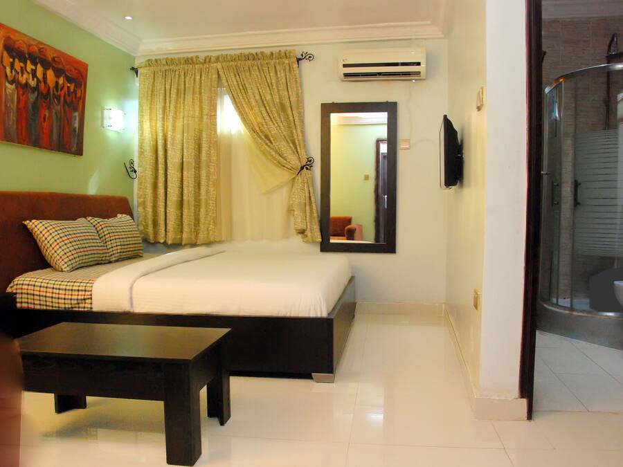 Habitación clásica doble, 1 cama de matrimonio grande, frigorífico, planta ejecutiva | 1 dormitorio, ropa de cama de alta calidad, decoración individual