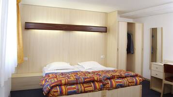 Zweibettzimmer (Aile Forêt Noire) | Schreibtisch, kostenloses WLAN, Bettwäsche