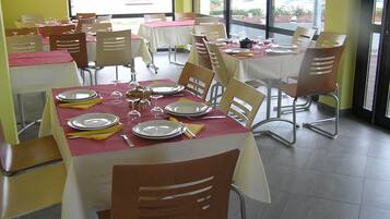 Tägliches Frühstücksbuffet (10.00 EUR pro Person)