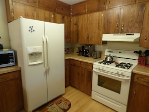 Refrigerador, microondas, horno y parrilla de estufa 