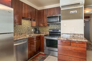 Refrigerador, microondas, horno y parrilla de estufa 