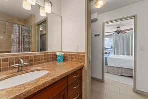 Regadera, secadora de cabello, toallas 