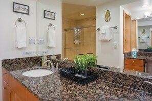 Hair dryer, towels, soap, shampoo - Orcas Island, Sunset Cove #262 (Orcas Island)