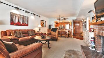 Smart TV, chimenea y libros