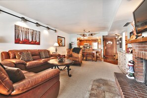 TV connectée, cheminée, livres