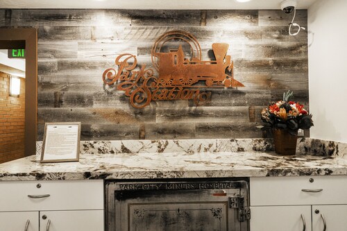 Prime LOC-Town SKI Lift-Main Str- Hot Tub open 12 months/year-Heated Pool-WIFI-