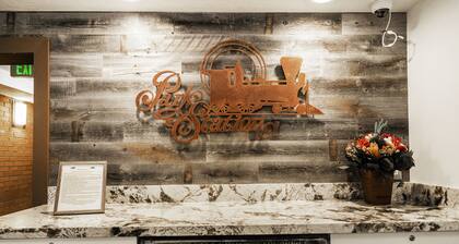 Prime LOC-Town SKI Lift-Main Str- Hot Tub open 12 months/year-Heated Pool-WIFI-